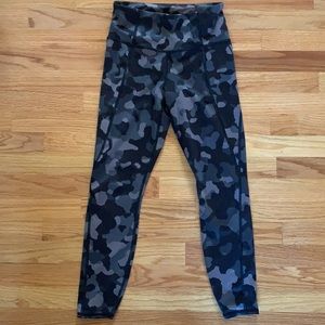 Athleta Lighting 7/8 Tight Size XS Camo